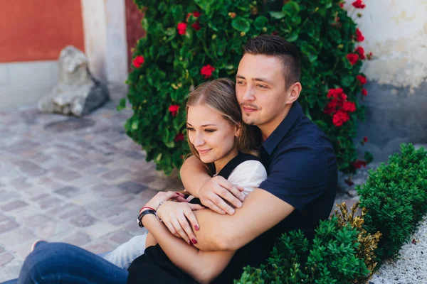 Schönes Porträt eines jungen Paares. — Stockfoto