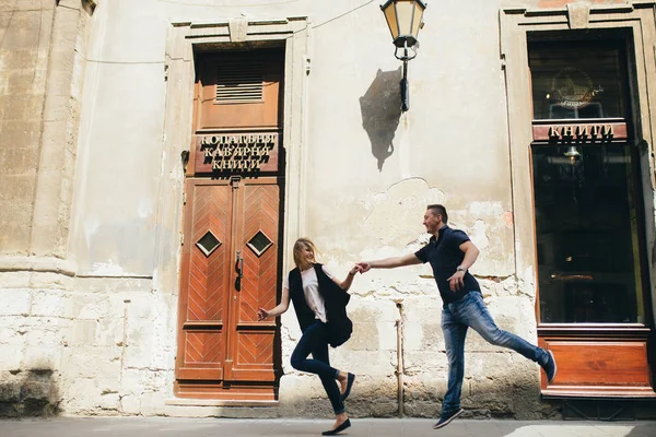 Retrato encantador de um jovem casal . — Fotografia de Stock