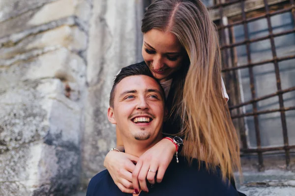 Retrato encantador de um jovem casal . — Fotografia de Stock