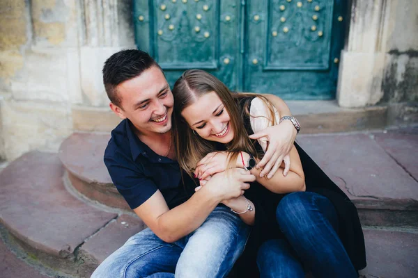 Retrato encantador de um jovem casal . — Fotografia de Stock