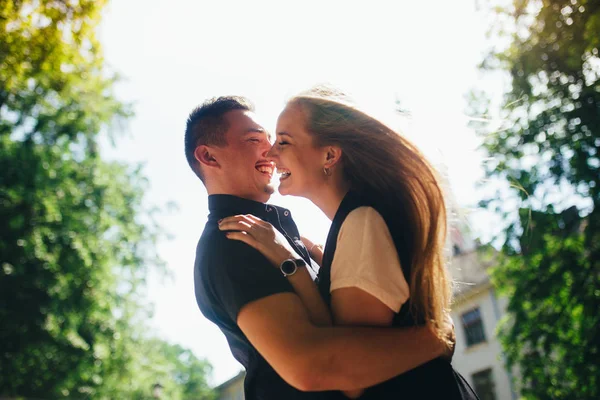 Retrato encantador de um jovem casal . — Fotografia de Stock