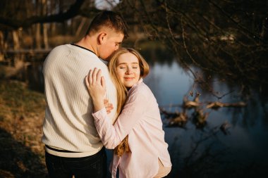 Hamile bir kadın ve kocası güzel portre.