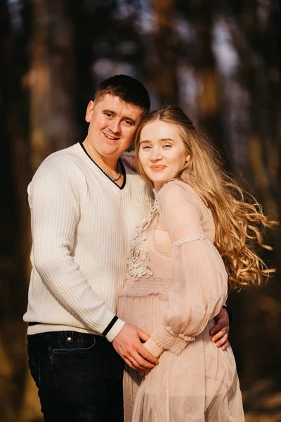 Schönes Porträt einer schwangeren Frau und ihres Mannes. — Stockfoto