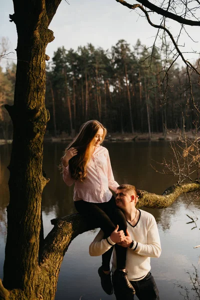 Belo retrato de uma mulher grávida e seu marido . — Fotografia de Stock