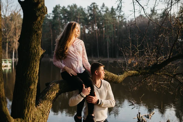 Belo retrato de uma mulher grávida e seu marido . — Fotografia de Stock