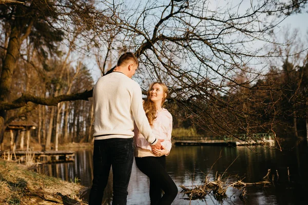 Krásný portrét těhotné ženy a jejího manžela. — Stock fotografie