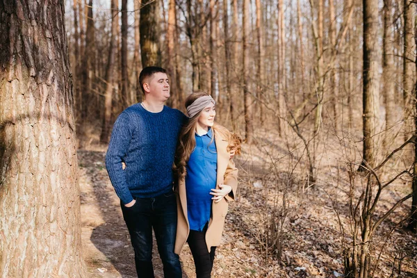 Mooi portret van een zwangere vrouw en haar man. — Stockfoto