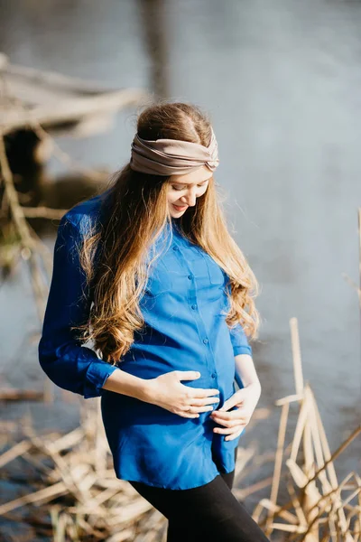 Belo retrato de uma mulher grávida na floresta . — Fotografia de Stock