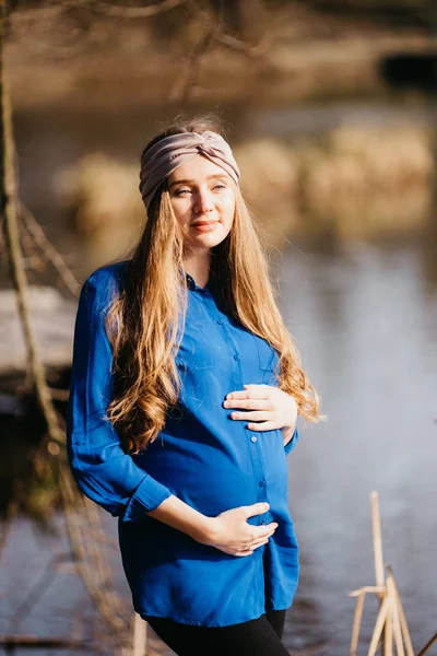 Belo retrato de uma mulher grávida na floresta . — Fotografia de Stock