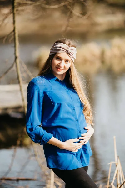 Beautiful portrait of a pregnant woman in the forest. — Stock Photo, Image