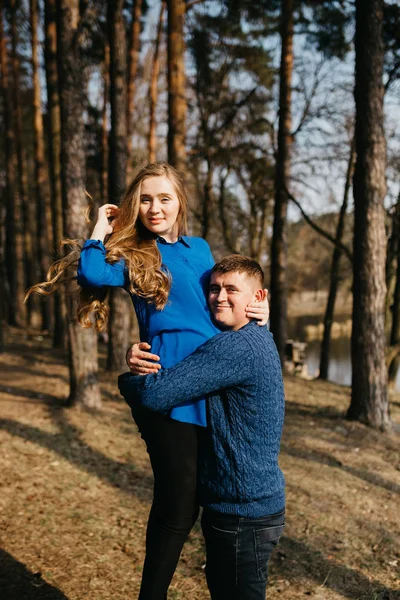 Schönes Porträt einer schwangeren Frau und ihres Mannes. — Stockfoto