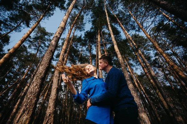 Schönes Porträt einer schwangeren Frau und ihres Mannes. — Stockfoto