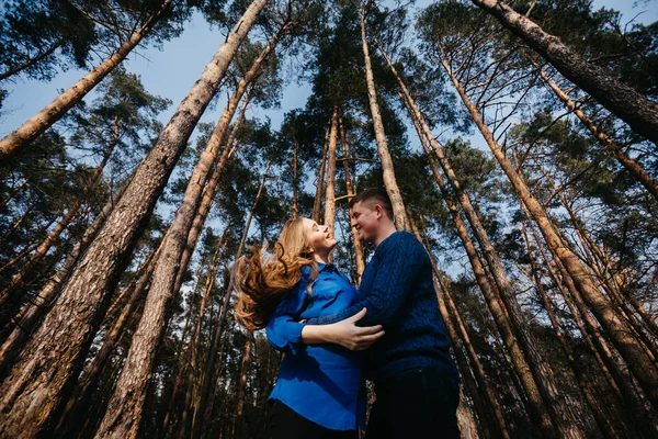 Piękny portret kobiety w ciąży i jej mąż. — Zdjęcie stockowe