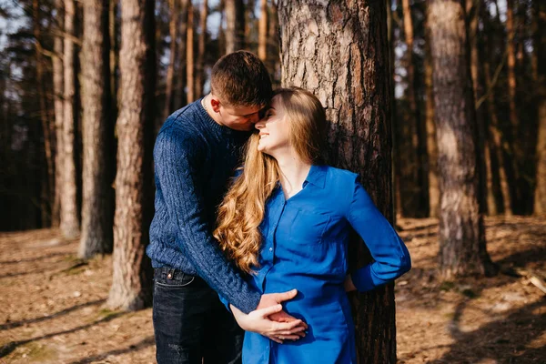 Belo retrato de uma mulher grávida e seu marido . — Fotografia de Stock