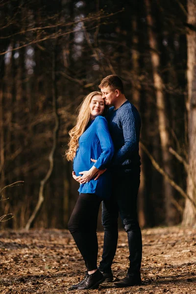 Schönes Porträt einer schwangeren Frau und ihres Mannes. — Stockfoto