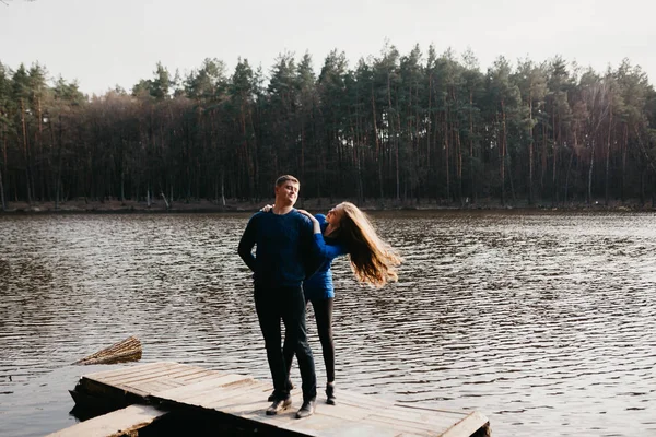 Bellissimo ritratto di una donna incinta e di suo marito . — Foto Stock