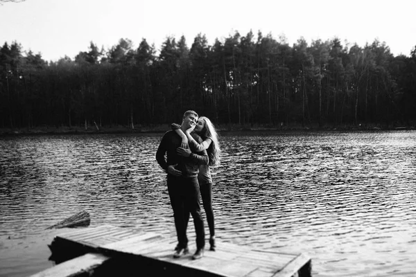 Schönes Porträt einer schwangeren Frau und ihres Mannes. — Stockfoto