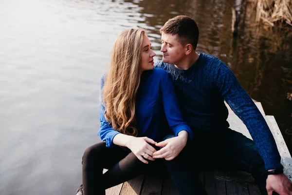 Schönes Porträt einer schwangeren Frau und ihres Mannes. — Stockfoto