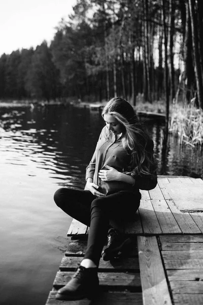 Красивий портрет вагітної жінки в лісі . — стокове фото