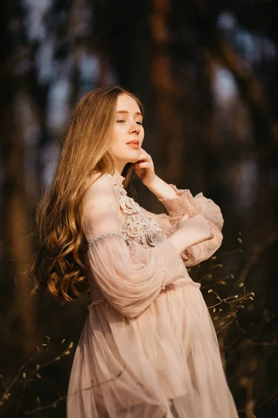 Beautiful portrait of a pregnant woman in the forest. — Stock Photo, Image