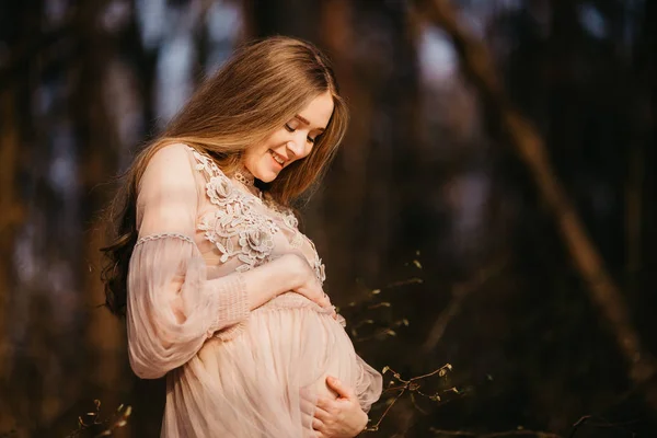 Красивый портрет беременной женщины в лесу . — стоковое фото