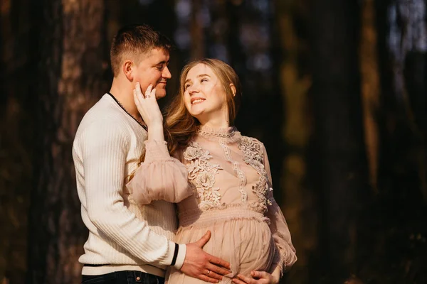 Schönes Porträt einer schwangeren Frau und ihres Mannes. — Stockfoto