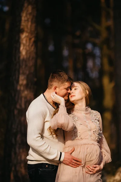 Belo retrato de uma mulher grávida e seu marido . — Fotografia de Stock