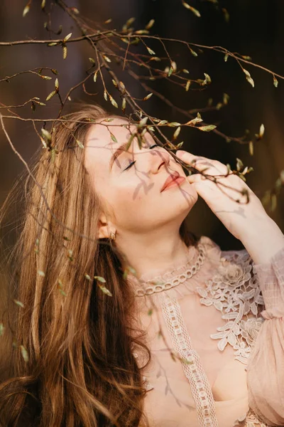 Belo retrato de uma mulher grávida na floresta . — Fotografia de Stock