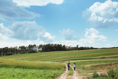 Mutlu genç bir çiftin portresi..