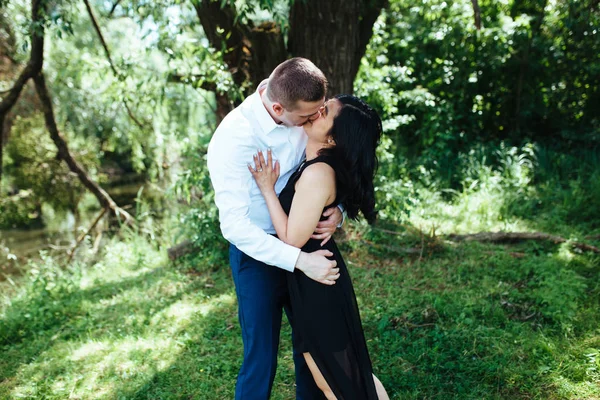 Porträt eines glücklichen jungen Paares. — Stockfoto