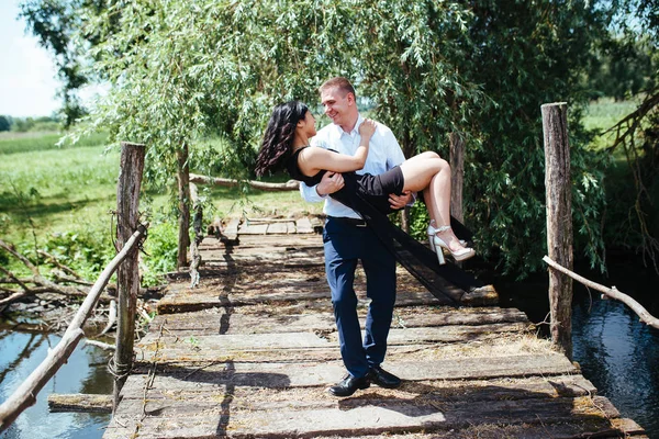 Porträtt av ett lyckligt ungt par. — Stockfoto