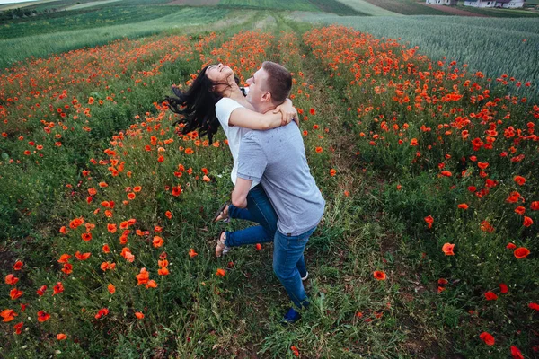 Retrato de um jovem casal feliz. — Fotografia de Stock