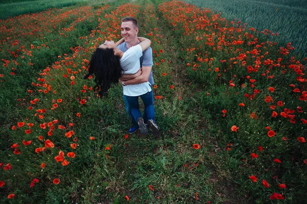 Retrato de um jovem casal feliz. — Fotografia de Stock