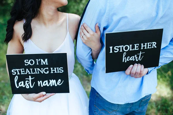 Foto detalhada de um jovem casal feliz . — Fotografia de Stock