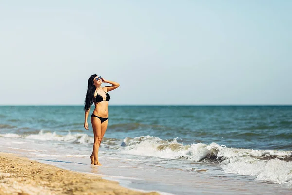 Hermosa joven en la playa. Cuerpo, hermoso botín, summe —  Fotos de Stock