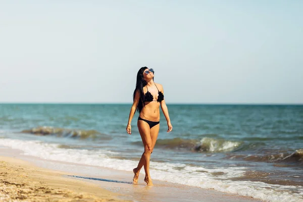 Hermosa joven en la playa. Cuerpo, hermoso botín, summe —  Fotos de Stock