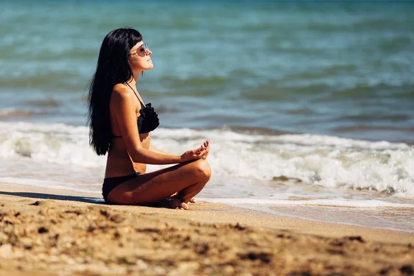 Piękna młoda kobieta na plaży. Ciało, piękny łup, Summe — Zdjęcie stockowe