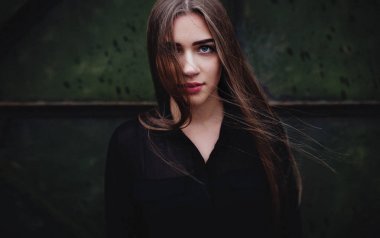 çok güzel bir kız portresi.