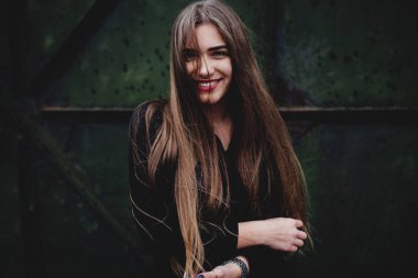 çok güzel bir kız portresi.