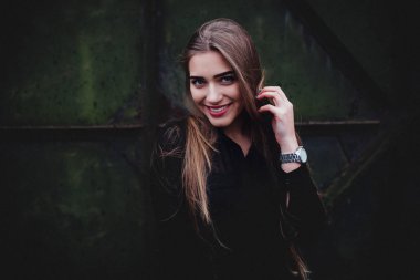 çok güzel bir kız portresi.