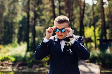 Çok yakışıklı bir damadın portresi. 