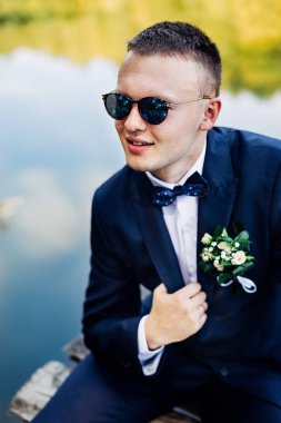 Çok yakışıklı bir damadın portresi.