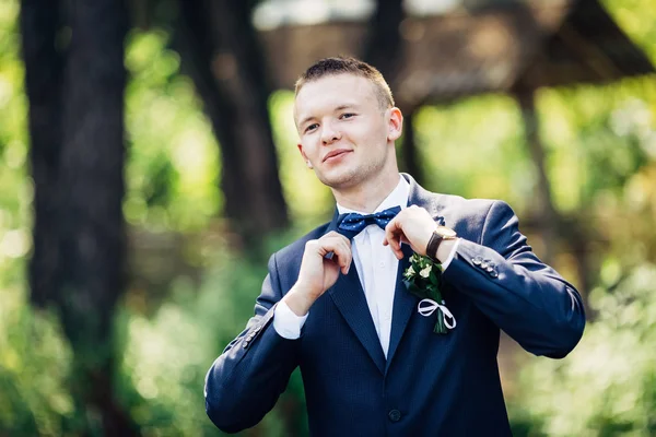 Portrait of a very handsome groom. — Stock Photo, Image