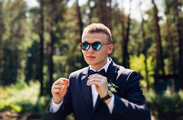 Çok yakışıklı bir damadın portresi. 