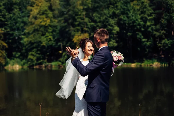 Retrato de una pareja de boda increíble . —  Fotos de Stock