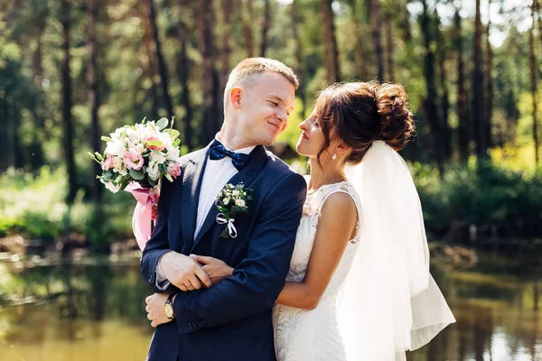 Portrait Couple Mariage Incroyable Ils Sont Debout Près Forêt Sur — Photo