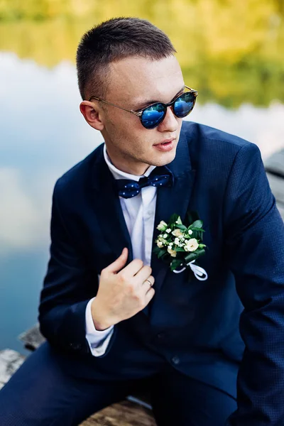 Çok yakışıklı bir damadın portresi.