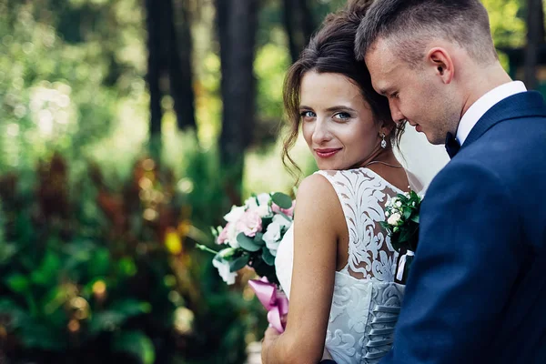 Retrato de una pareja de boda increíble . — Foto de Stock