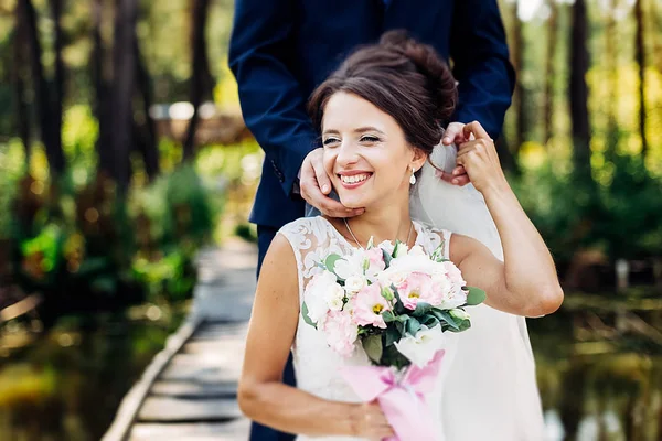 Ritratto di una fantastica coppia di sposi . — Foto Stock