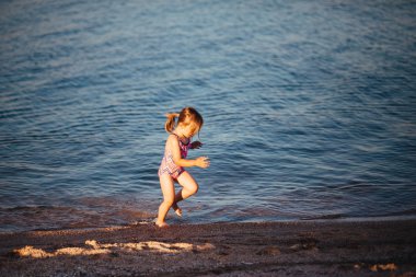 güzel kız bebek portresi.